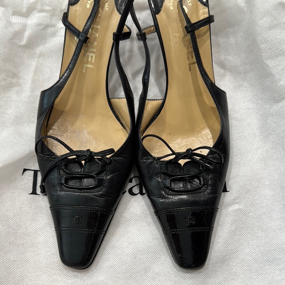 CHANEL logo Black Leather bow detail slingbacks
